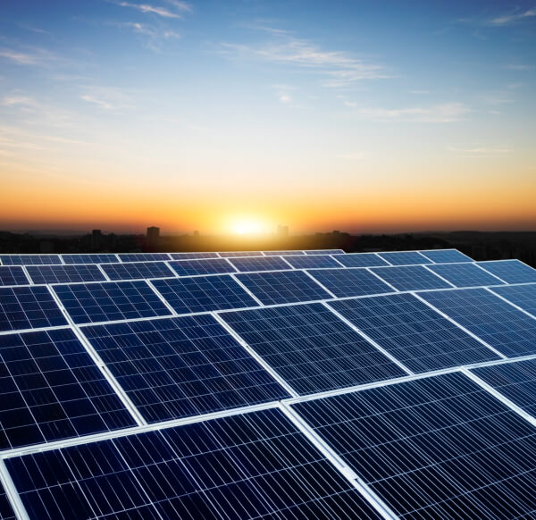 Photovoltaikanlage auf einem Dach bei Sonnenuntergang